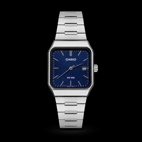 Casio de caja rectangular con esfera azul texturada y malla de acero